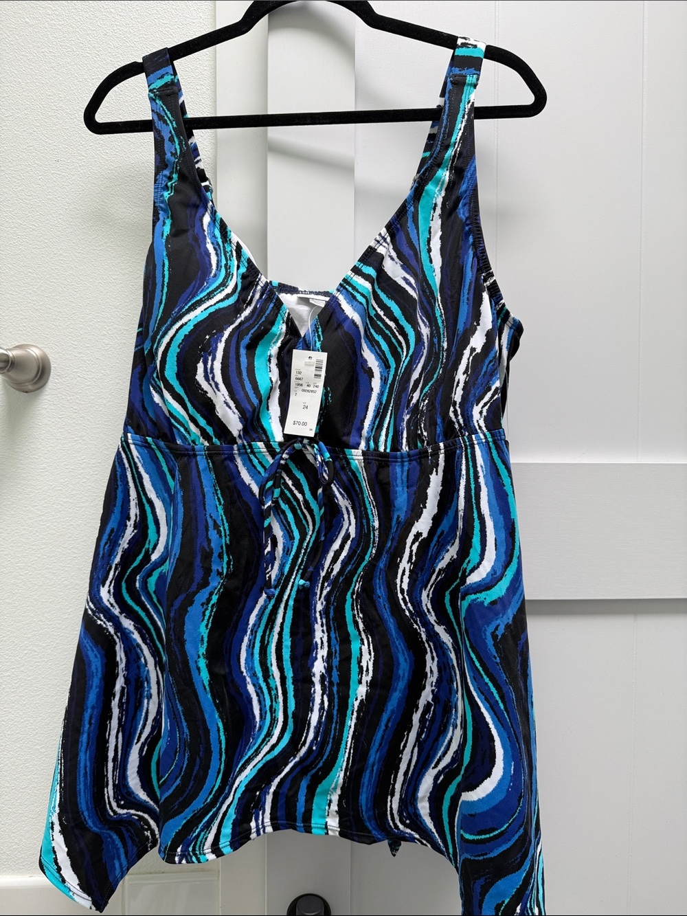 NWT Avenue Black, White, Blue & Teal Patterned Swim Top Size 24